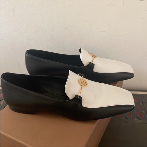 NIB , Auth Burberry Black & white Calf tuxedo GORGEOUS 🎉  Flats Loafer’s  ❤️ - Picture 5 of 14